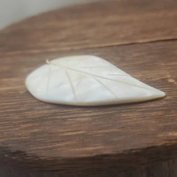Mother of Pearl Lake Float Carved Leaf Pendant‎ - Picture 2 of 3